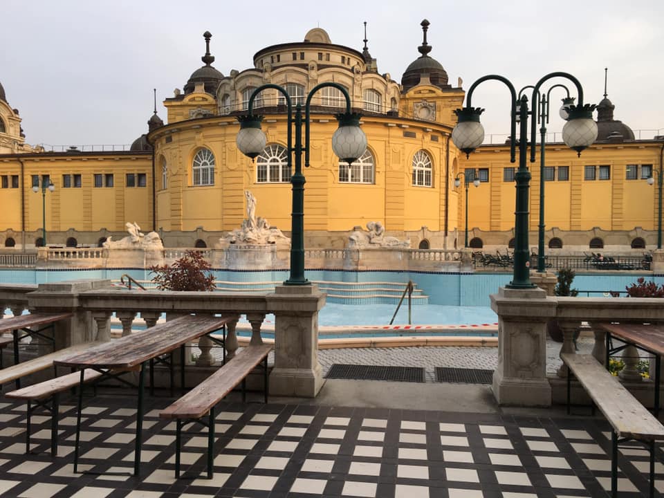 Budapest incontournables , bains szechény, Le Monde avec Andréa