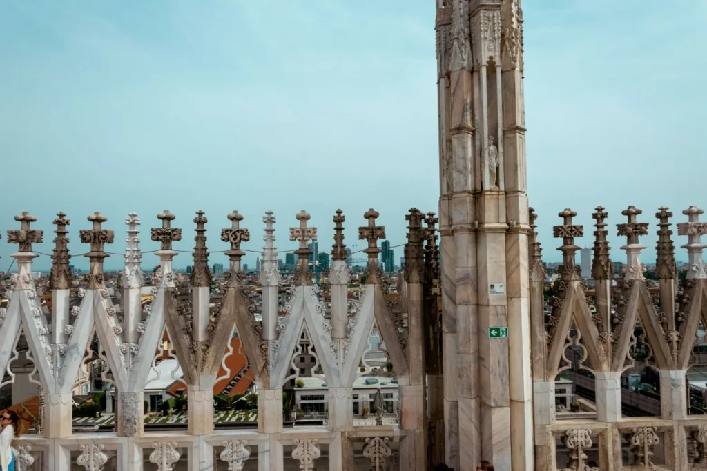 Détails architecturaux du toit du Duomo di Milano