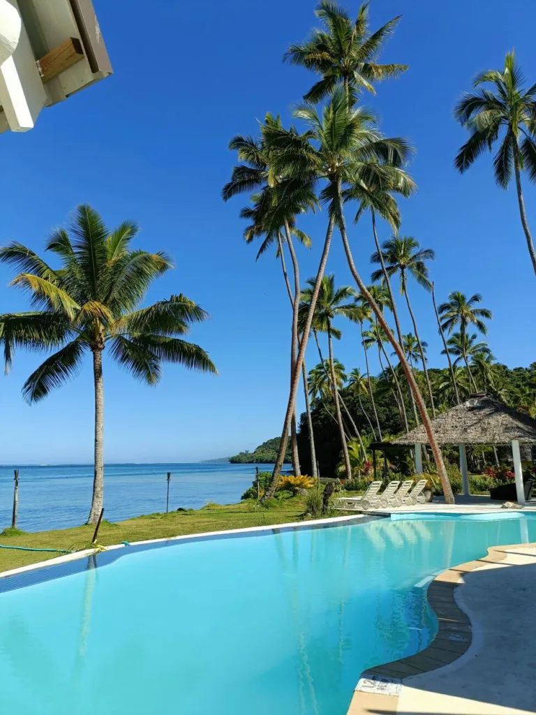 piscine avec des palmier en arrière-plan la mer. Resort luxueux à petit budget aux fidji.