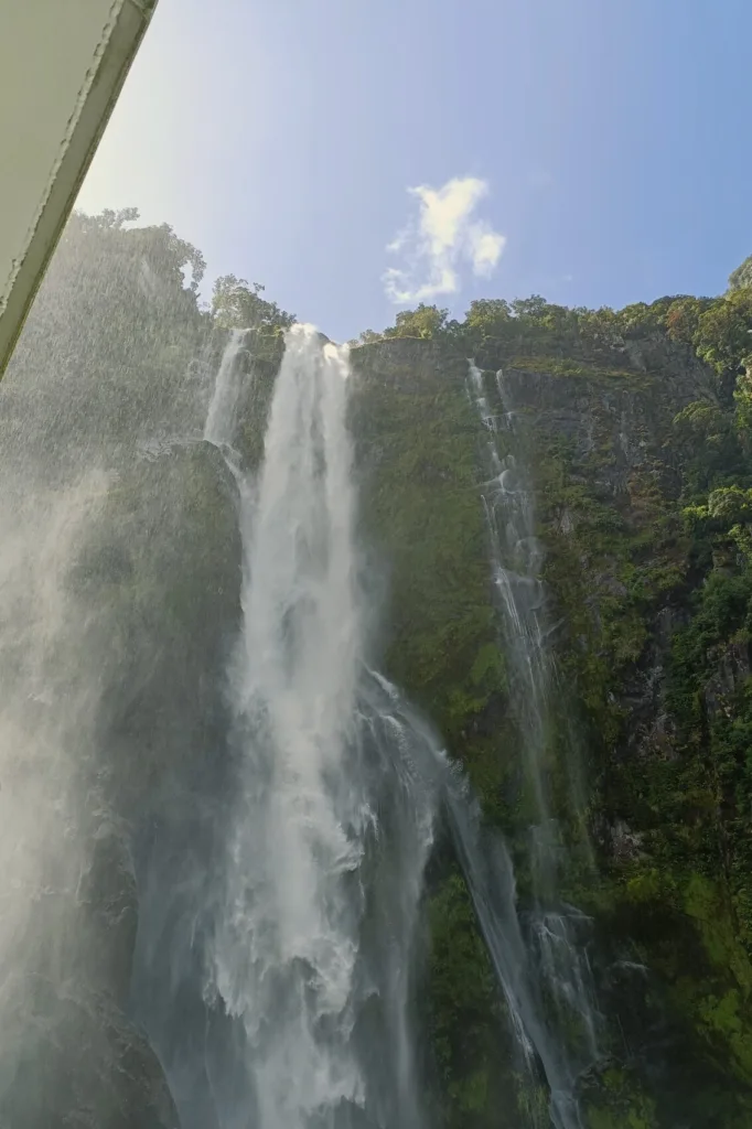 Cascade dans le fjord de Milford Sound