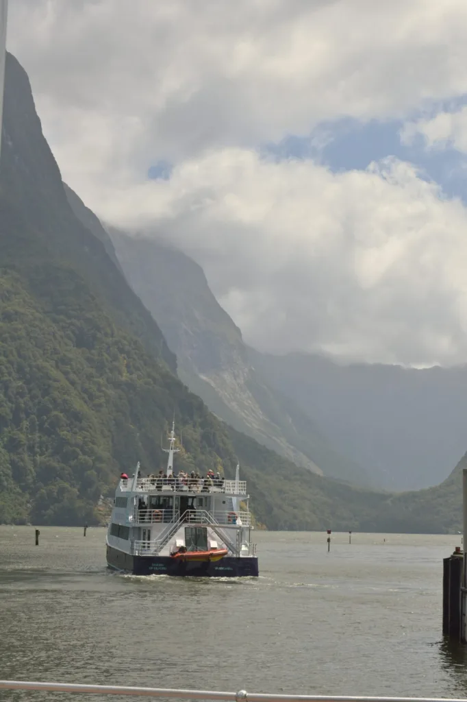 Bateau de croisière à Milford Sound - excursion à Fiordland