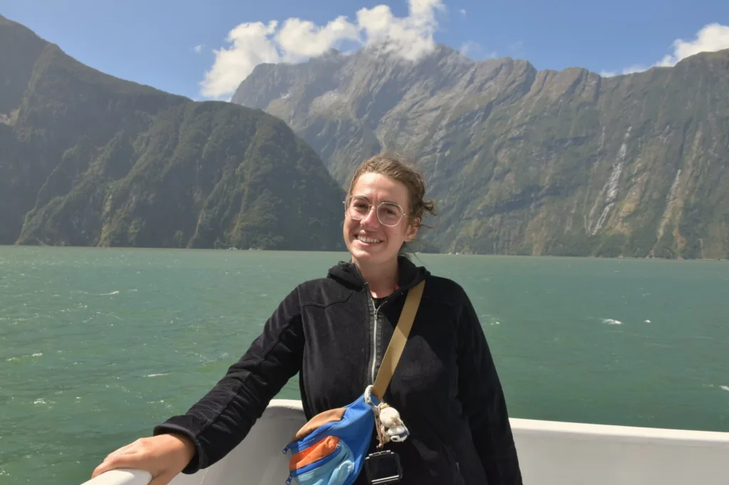 Moi pendant ma croisière dans le fjord de Milford Sound en Nouvelle-Zélande
