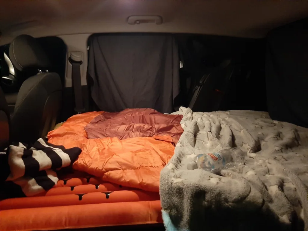 Installation pour dormir dans une voiture