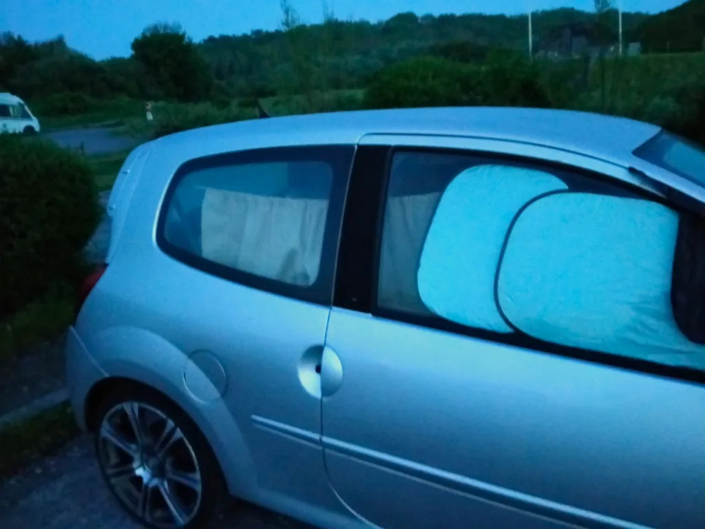 Caches vitres pour dormir dans une voiture