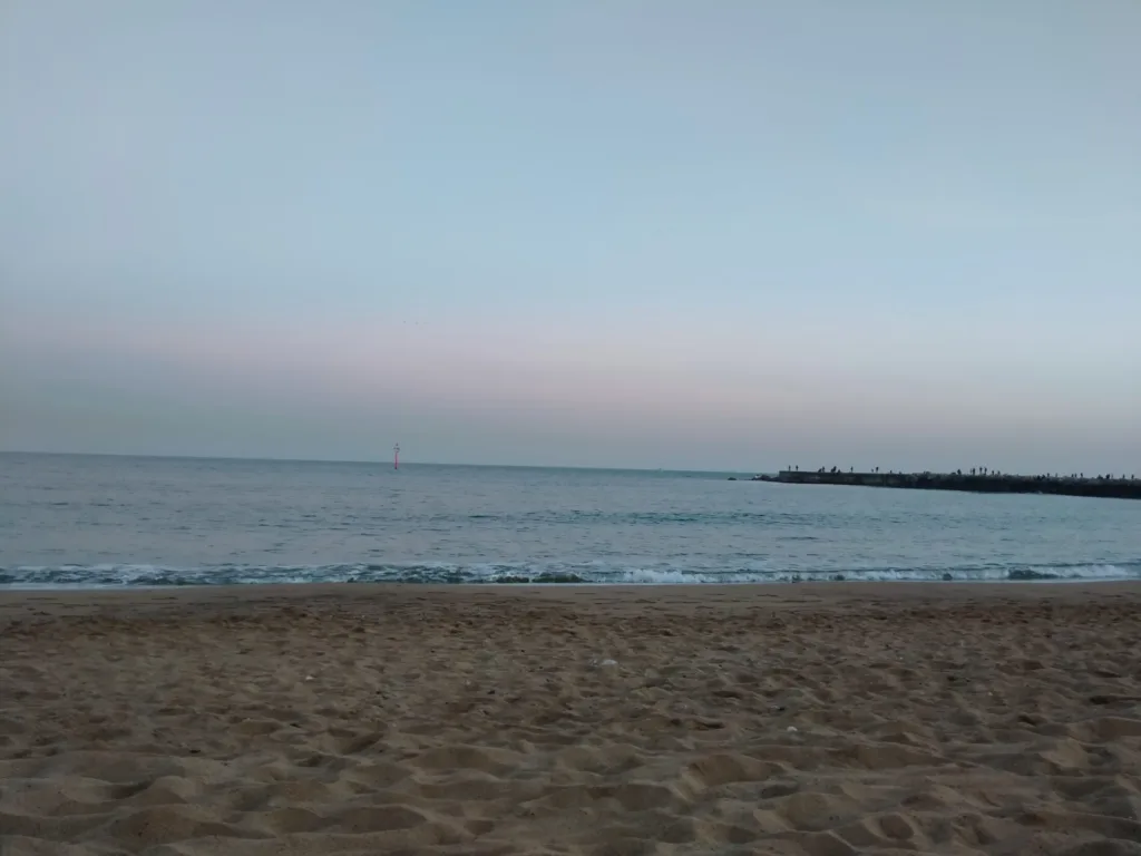 coucher de soleil sur la plage quand on vit à Barcelone - vivre à l'étranger en tant que Français