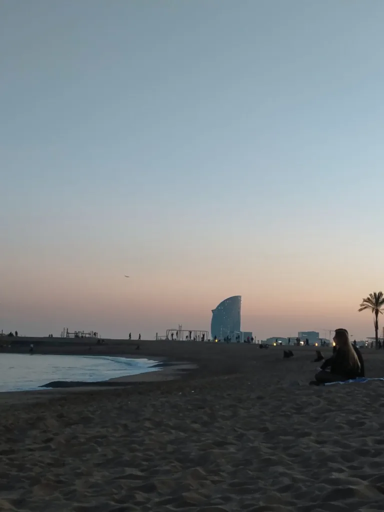Vivre à Barcelone, coucher de soleils sur la plage - vivre en Espagne blog voyage
