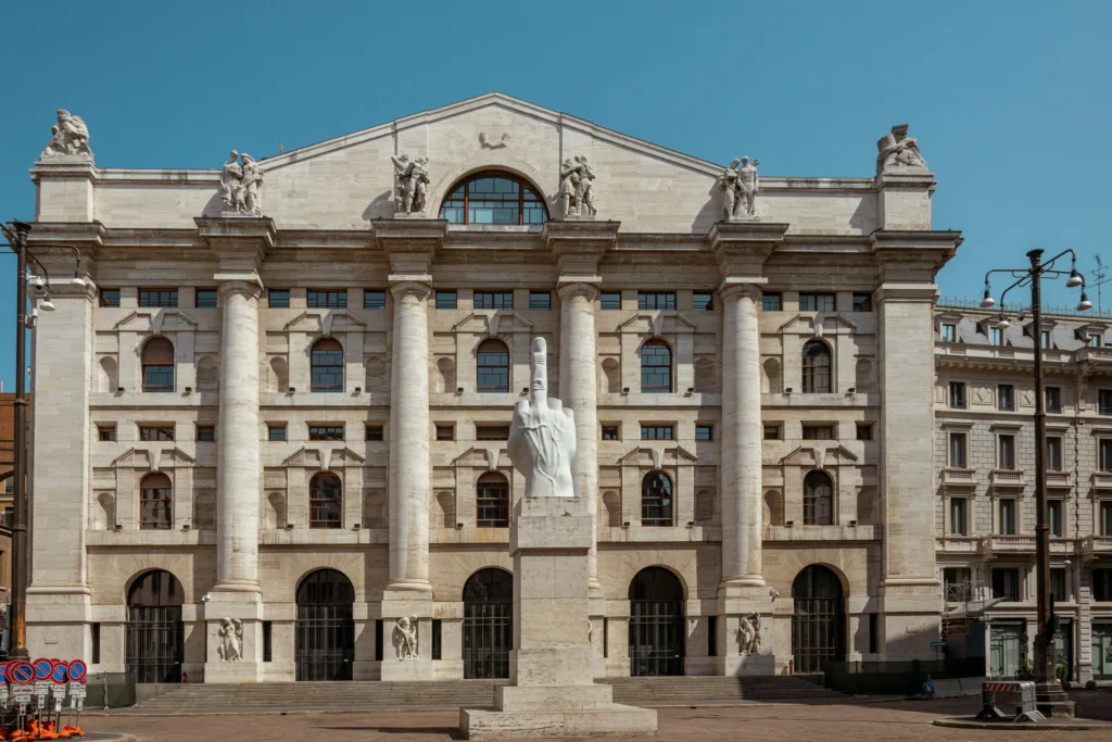 Il Dito - Statue insolite à voir à Milan