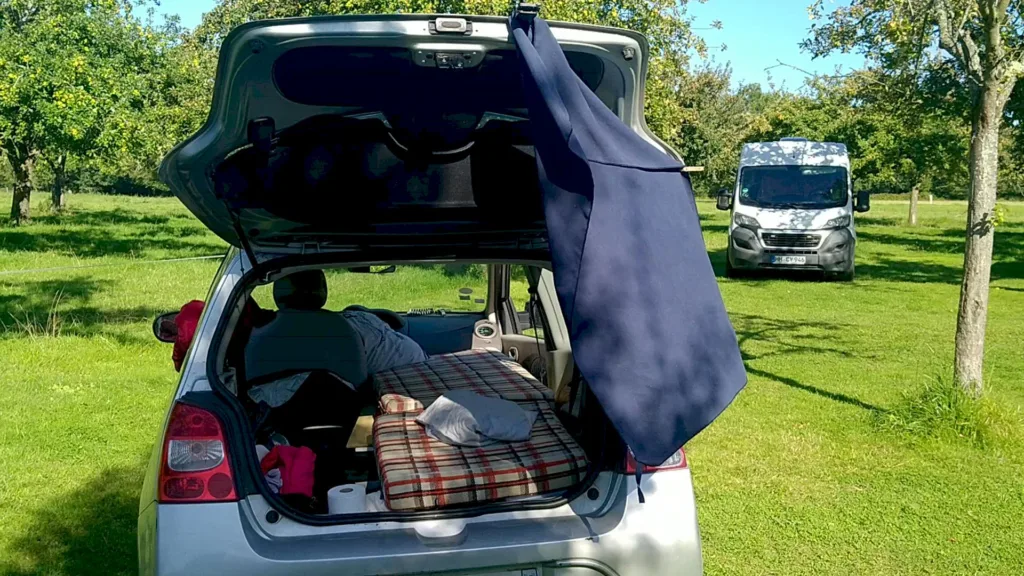 Twingo aménagé en van pour un road trip en Normandie
