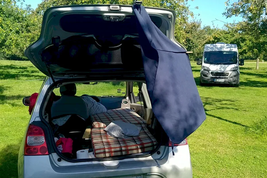Twingo aménagé en van pour un road trip en Normandie