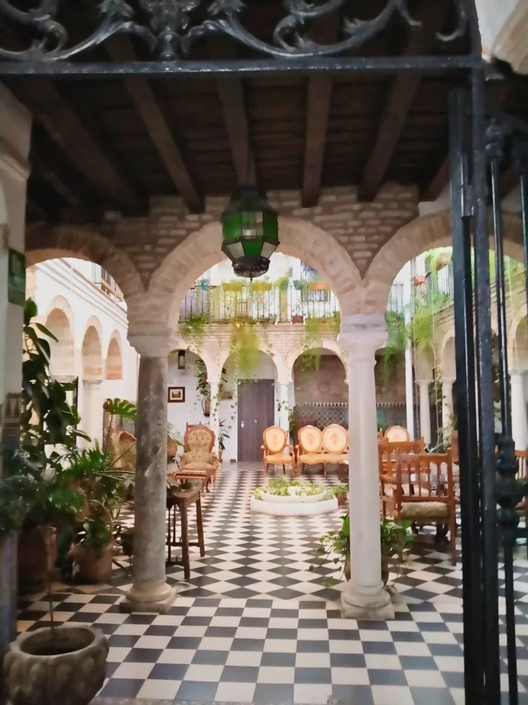 Hôtel petit budget séjour à Cordoue, patio andalou dans l'hotel