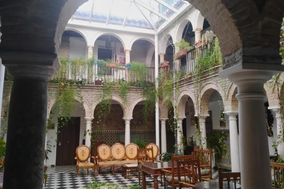 Hôtel de charme à Cordoue, style andalou, patio avec des plantes vertes
